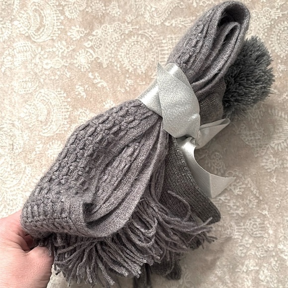 NWT New York & Co Gray Knit Fringe Scarf Pom Hat & Gloves Set Winter Cozy Gift - Picture 12 of 15